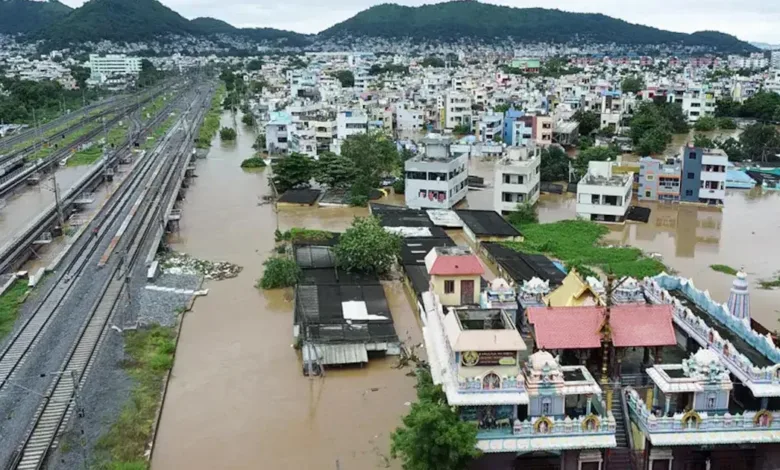ആന്ധ്രയിലും തെലങ്കാനയിലും മഴക്കെടുതി രൂക്ഷം; 24 മരണം, റെയിൽ, റോഡ് ഗതാഗതം നിലച്ചു