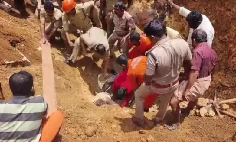 നെയ്യാറ്റിൻകരയിൽ മണ്ണിടിഞ്ഞ് വീണ് അപകടം; കുടുങ്ങിയ ആളെ രക്ഷിക്കാനുള്ള ശ്രമം തുടരുന്നു