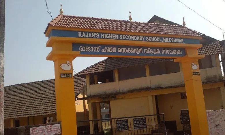 കാസർകോട് നീലേശ്വരത്ത് അധ്യാപികക്ക് ക്ലാസ് മുറിയിൽ നിന്ന് പാമ്പുകടിയേറ്റു