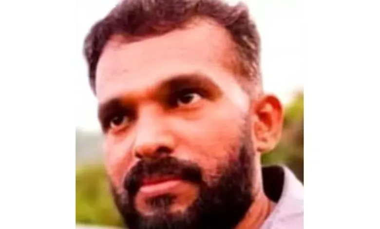 യുവാവ് റോഡരികില് മരിച്ച നിലയില്