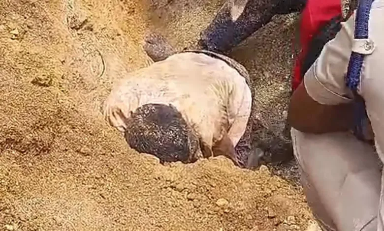 നെയ്യാറ്റിൻകരയിൽ മണ്ണിടിഞ്ഞ് വീണ് കുടുങ്ങിക്കിടന്നയാളെ രക്ഷപ്പെടുത്തി