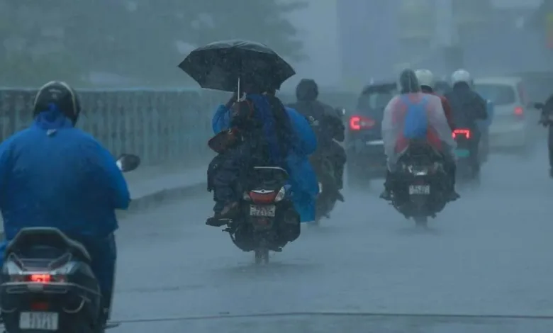 ശക്തമായ മഴയും ഇടിമിന്നലും വരുന്നു; സംസ്ഥാനത്ത് മഴ മുന്നറിയിപ്പ് പുതുക്കി