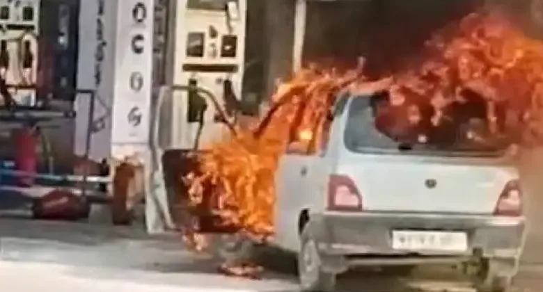 പെട്രോള് പമ്പില് കാറിന് തീപ്പിടിച്ചു; ഒഴിവായത് വന് ദുരന്തം