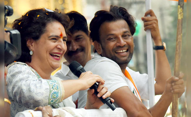 പ്രിയങ്കയുടെ റോഡ് ഷോക്കിടെ പ്രകോപനവുമായി ബി ജെ പി പ്രവര്‍ത്തകര്‍; പുഞ്ചിരിയോടെ നേരിട്ട് പ്രിയങ്ക