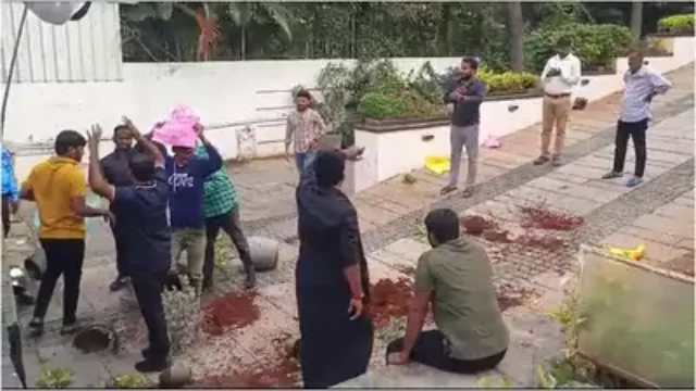 മരിച്ച യുവതിക്ക് നീതി ആവശ്യപ്പെട്ട് പ്രതിഷേധം; അല്ലു അര്ജുന്റെ വീടിന് നേരെ ആക്രമണം: തക്കാളിയും കല്ലും എറിഞ്ഞു