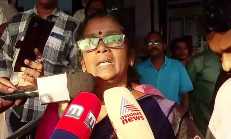 പാളയത്തില്പട പന്തളത്തും; ബി ജെ പിയുടെ നഗരസഭ അധ്യക്ഷയും ഉപാധ്യക്ഷയും രാജിവെച്ചു; പടക്കം പൊട്ടിച്ച് എല് ഡി എഫ്; ജനാധിപത്യത്തിന്റെ വിജയമെന്ന് യു ഡി എഫ്