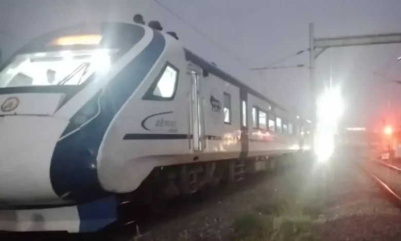 ഷൊര്‍ണൂരില്‍ വന്ദേഭാരത് വഴിയില്‍ കുടുങ്ങിയിട്ട് മണിക്കൂര്‍ കഴിഞ്ഞു; വാതില്‍ തുറക്കാനാകുന്നില്ല